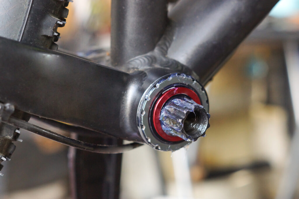 remove bottom bracket without tool